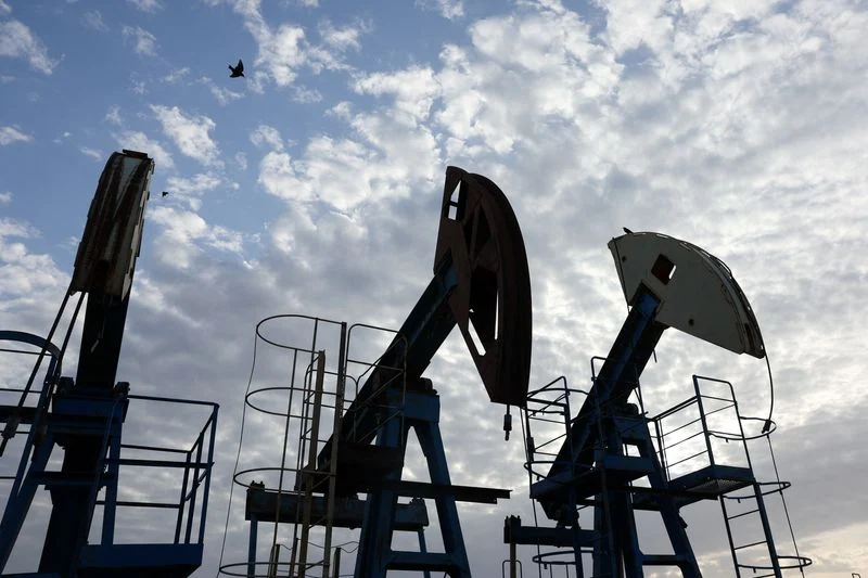AS THE SITUATION IN IRAN RAGES ON, OIL PRICES CLIMB BUT REMAIN ANCHORED.