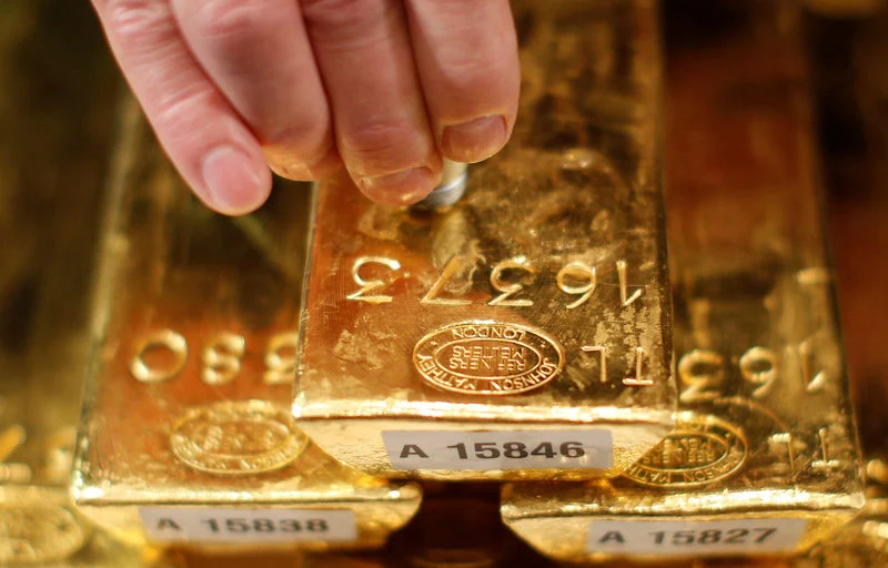 GOLD APPROACHES $4,400 AS FED MINUTES AND OIL WORRIES ALTER THE RATE PICTURE.